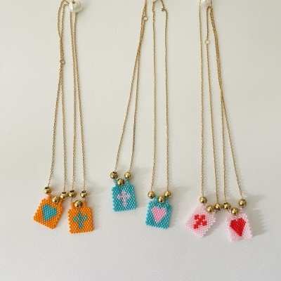 Colares com pendentes quadrados coloridos em contas com corações e cruzes