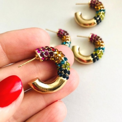 Brincos de argola dourados com pedras coloridas