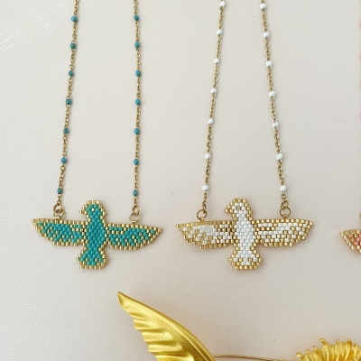 Colares com pendentes de pássaros em contas douradas e azuis ou brancas