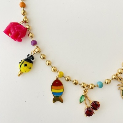 Colar dourado com pendentes coloridos e contas variadas