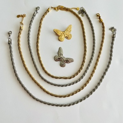 Colares dourados e prateado com pendentes de borboleta sobre fundo branco
