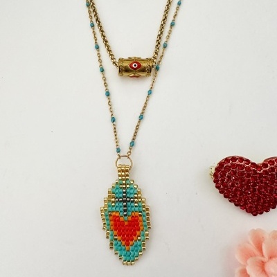 Colar dourado com pedras azuis e pendente colorido, broche coração vermelho e flor cor-de-rosa