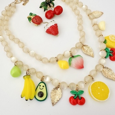 Colares com contas tipo pérola e pendentes em forma de frutos coloridos