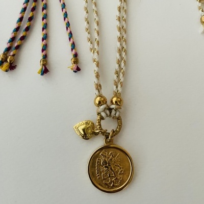 Colar com cordão trançado branco e dourado com medalha e pendente em forma de coração dourado