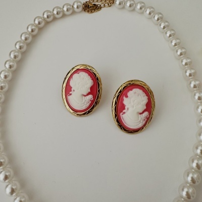 Colar de pérolas brancas com fecho dourado e brincos com camafeus vermelhos e brancos