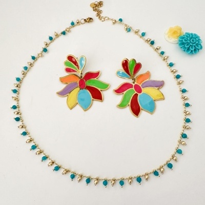 Colar dourado com contas azuis, brincos flor multicoloridos, flores decorativas em fundo branco
