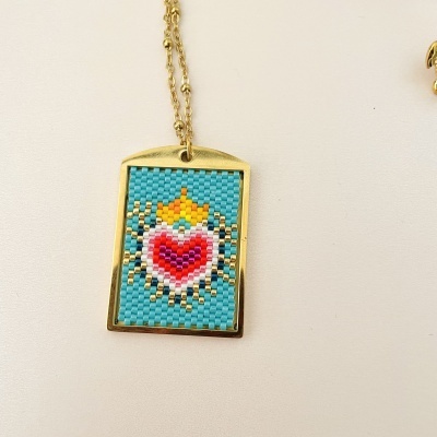 Colar com pendente em miçangas coloridas formando coração