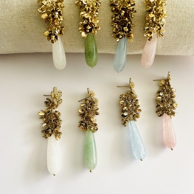 Brincos pendentes dourados com pedras coloridas e detalhes florais