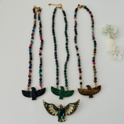 Colares coloridos com pendentes em formas de aves e broche em forma de águia