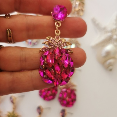 Brinco pendente em forma de ananás com pedras fúcsia e estrutura dourada
