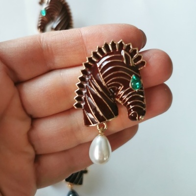 Brinco cabeça de cavalo castanho com olho verde e pendente de perola branca