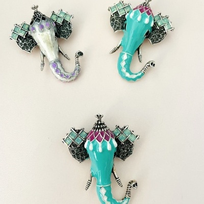 Broches decorativos em forma de elefante com esmalte colorido em turquesa, branco, roxo e preto