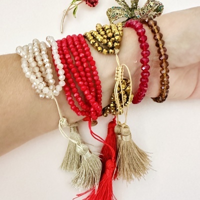 Pulseiras coloridas de contas várias no braço sobre fundo branco