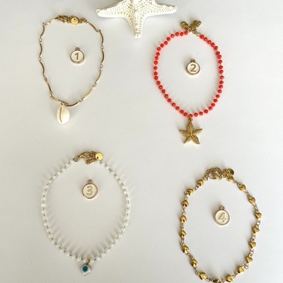 Quatro pulseiras numeradas com diferentes designs e cores em fundo branco