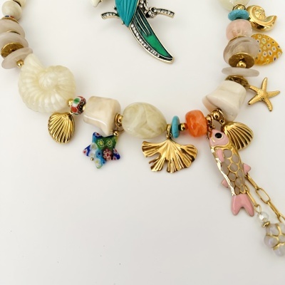 Colar com pedras naturais e pendentes dourados e coloridos