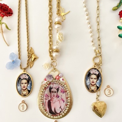 Três colares com imagens de Frida Kahlo e ornamentos dourados e pérolas