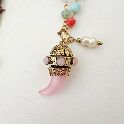 Colar com pingente em forma de dente rosa e contas coloridas