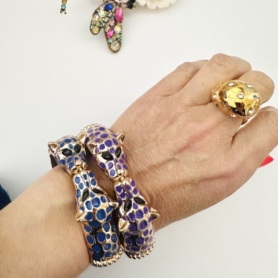 Pulseira com leopardos azuis e roxos em metal dourado e anel dourado com pedras brancas