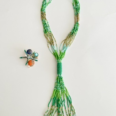 Conjunto de bijuteria com colar verde de contas e brincos multicoloridos