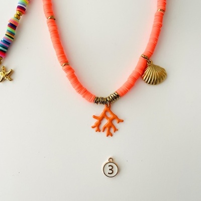 Colar coral com pendentes dourados e marcador número 3