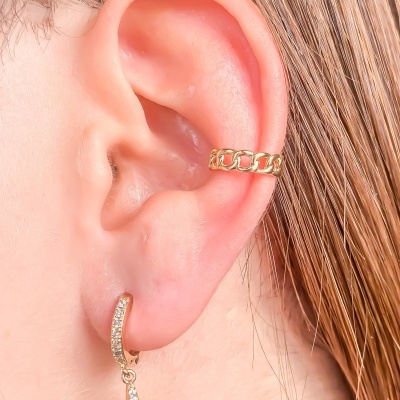 Brincos dourados na orelha, aro corrente e argola com estrela do mar