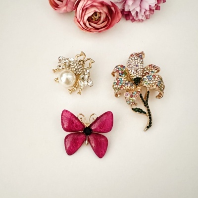 Pin em formato de abelha, flor e borboleta com pedras coloridas e pérola