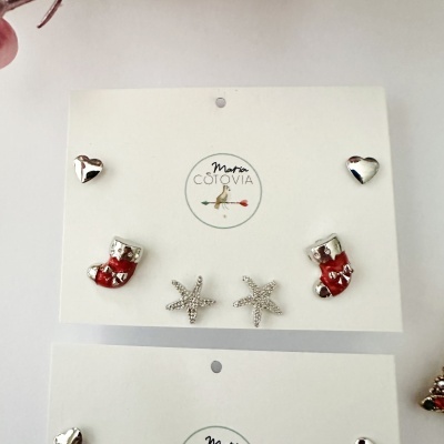 Conjunto de brincos com coração, meia de Natal e estrela do mar em cartão branco