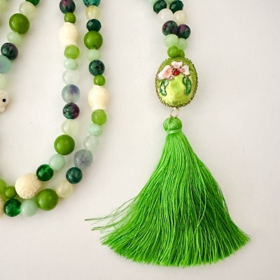 Colar de contas coloridas com tassel verde e detalhe floral