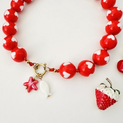 Colar vermelho com corações brancos e pendentes de estrela do mar, peixe e morango