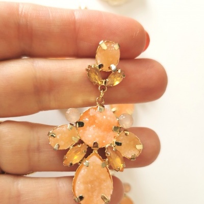 Brinco pendente com pedras cor de pêssego e amarelo em metal dourado