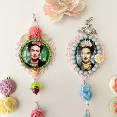 Brincos ovais decorados com imagens de Frida Kahlo, miçangas e flores coloridas