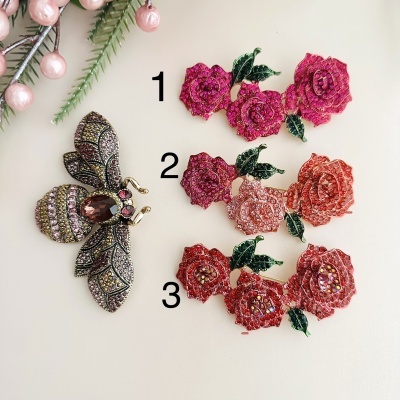 Broche abelha com cristais e três presilhas flores com pedras coloridas