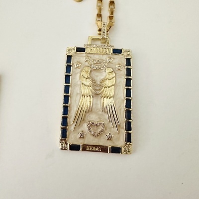 Pendente retangular dourado com asas e coração cravejados