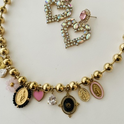 Colar dourado com pendentes e brincos em forma de coração com pedras brilhantes