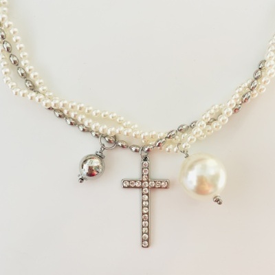 Colar de pérolas e corrente prateada com pendentes