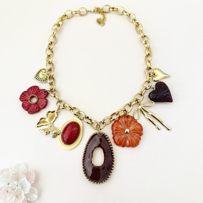 Colar dourado com pendentes coloridos em fundo branco