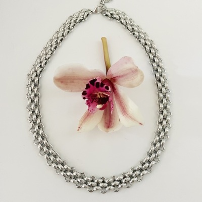 Colar prateado com flor de orquídea rosa no centro