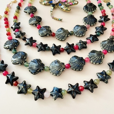 Colares com contas de conchas e estrelas do mar coloridas