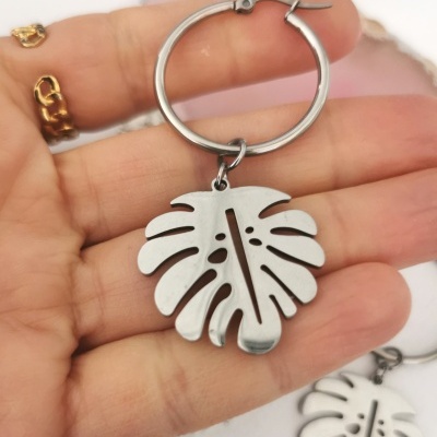 Brinco argola com pendente em forma de folha prateada