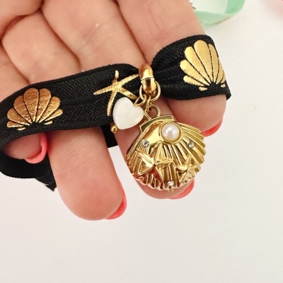 Bracelete preta com desenhos dourados de conchas e estrelas-do-mar e pendentes dourados e branco