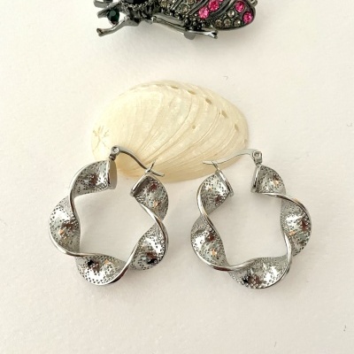 Brincos argola torcidos prateados com texturas, concha branca e broche insecto com pedras rosas e pérola