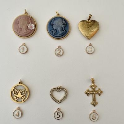 Seis pendentes variados dispostos em duas filas sobre fundo branco.