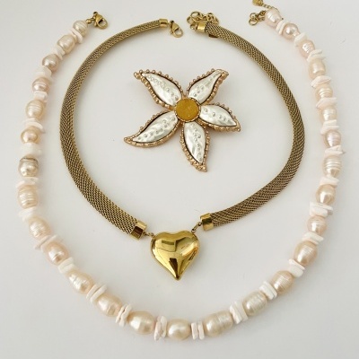 Colares e broche em fundo branco