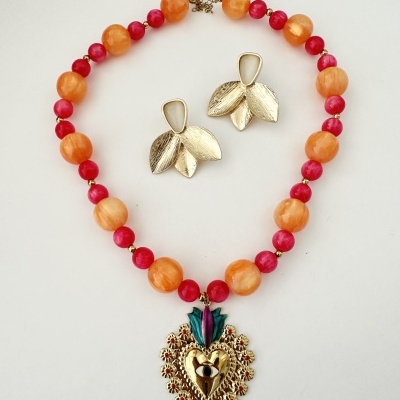conjunto de colar colorido com pingente dourado e brincos dourados em forma de folhas