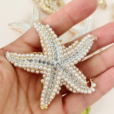 Broche estrela-do-mar com pérolas e cristais