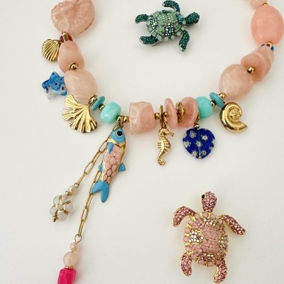 Colar colorido com pedras e pendentes e dois broches em forma de tartaruga