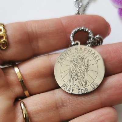 Colar com pendente redondo prateado com imagem de anjo e texto 