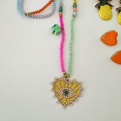 Colar colorido com pendente coração amarelo decorado e brincos abacaxi e coração laranja