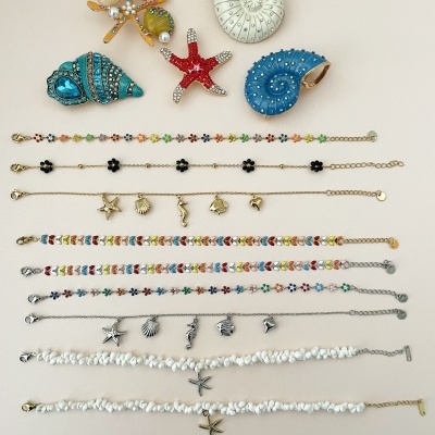 Conjunto de bijuterias com pendentes de conchas e pulseiras coloridas