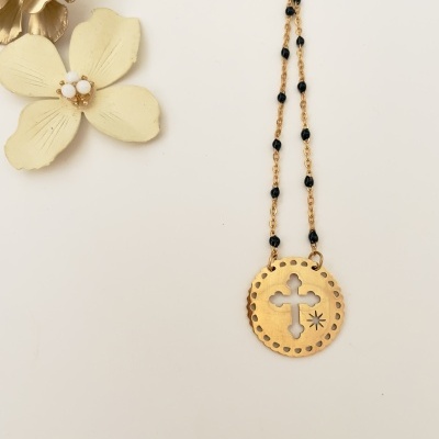 Colar dourado com medalhão de cruz e corrente com contas pretas